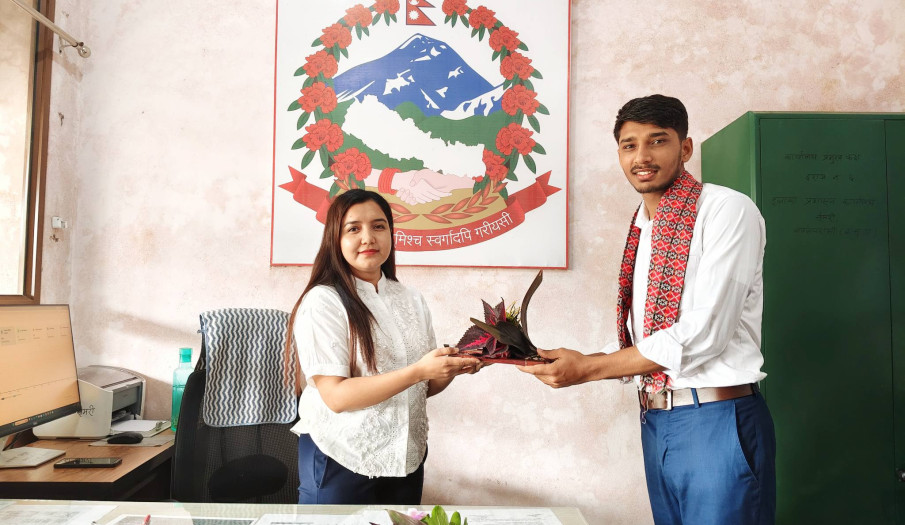 जिल्ला प्रशासन कार्यालय, बााकेबाट सरुवा भई आउनुभएका ना.सु. श्री कमल भुसाललाई स्वागत गर्दै कार्यालय प्रमुख श्री अस्मिता खाती ज्यू ।