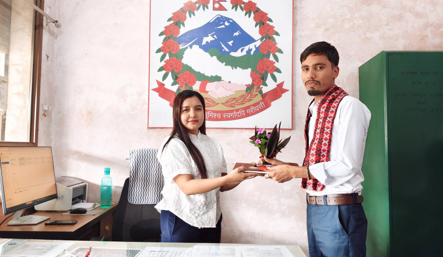 सहायक लेखापाल श्री यकेन्द्र ढुंगानालाई स्वागत गर्दै कार्यालय प्रमुख अस्मिता खाती